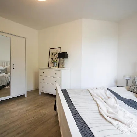 By Doni I An Der Kunsthalle I Parkplatz&balkon